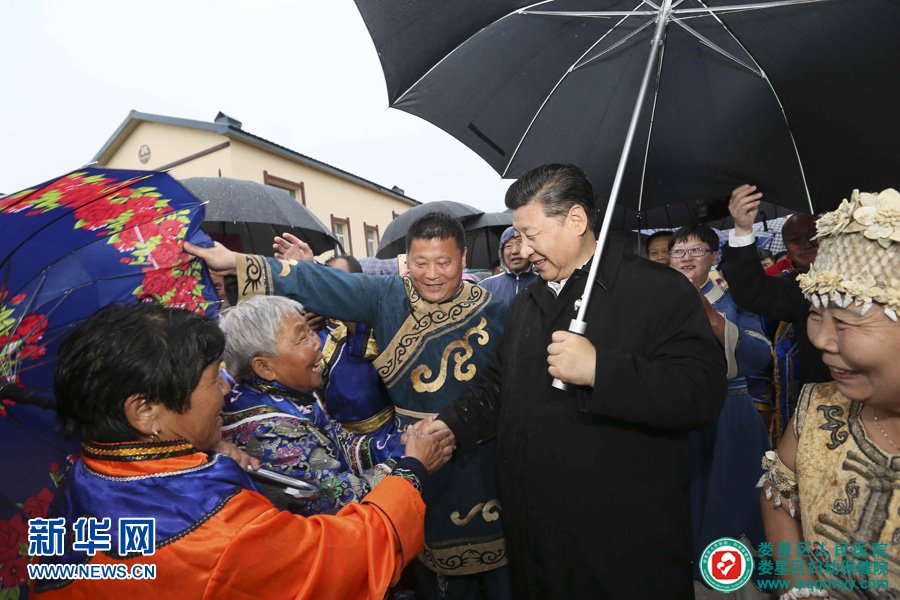 5月23日至25日，中共中央總書記、國家主席、中央軍委主席習(xí)近平在黑龍江考察調(diào)研。這是5月24日下午，習(xí)近平在佳木斯市同江市八岔赫哲族鄉(xiāng)八岔村冒雨與村民們交談。 新華社記者 蘭紅光 攝